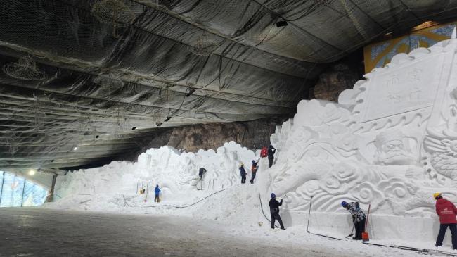 北京龙庆峡进入“采冰季” 巧思打造冰雪童话世界