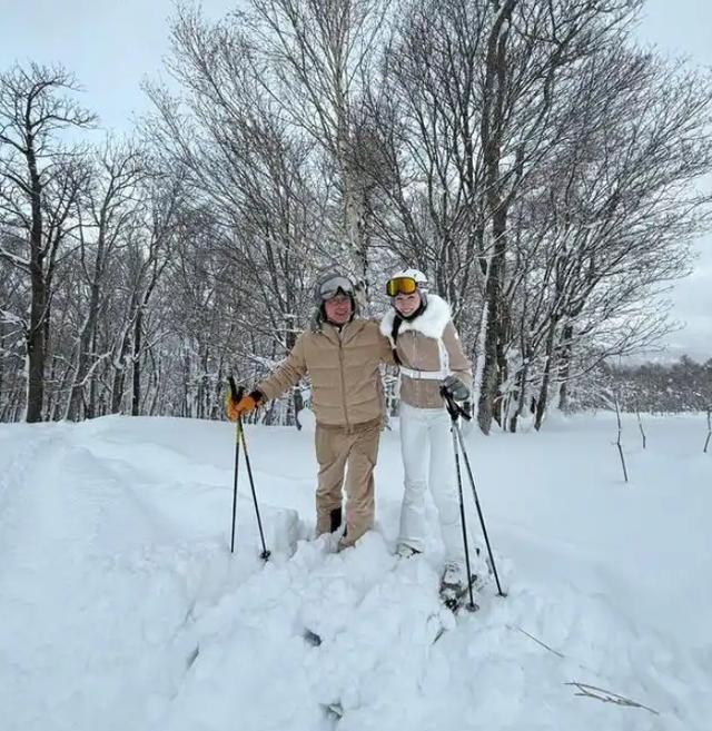 李嘉欣和老公滑雪 皮肤白到发光