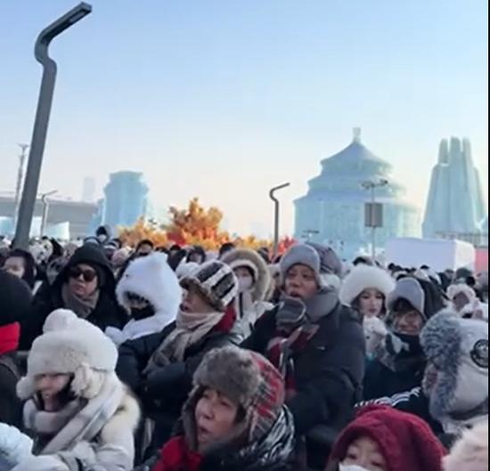 哈尔滨冰雪大世界排队游客喊退票 寒风中等待引发不满