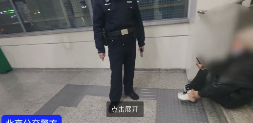 点赞！女子坐地铁不慎扭伤民警火速帮忙