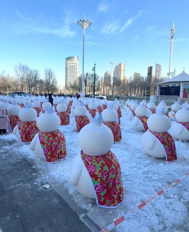 哈尔滨街头空降雪王方阵 冰雪奇观温暖人心