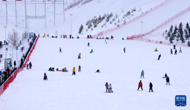 新疆阿勒泰迎来滑雪高峰期